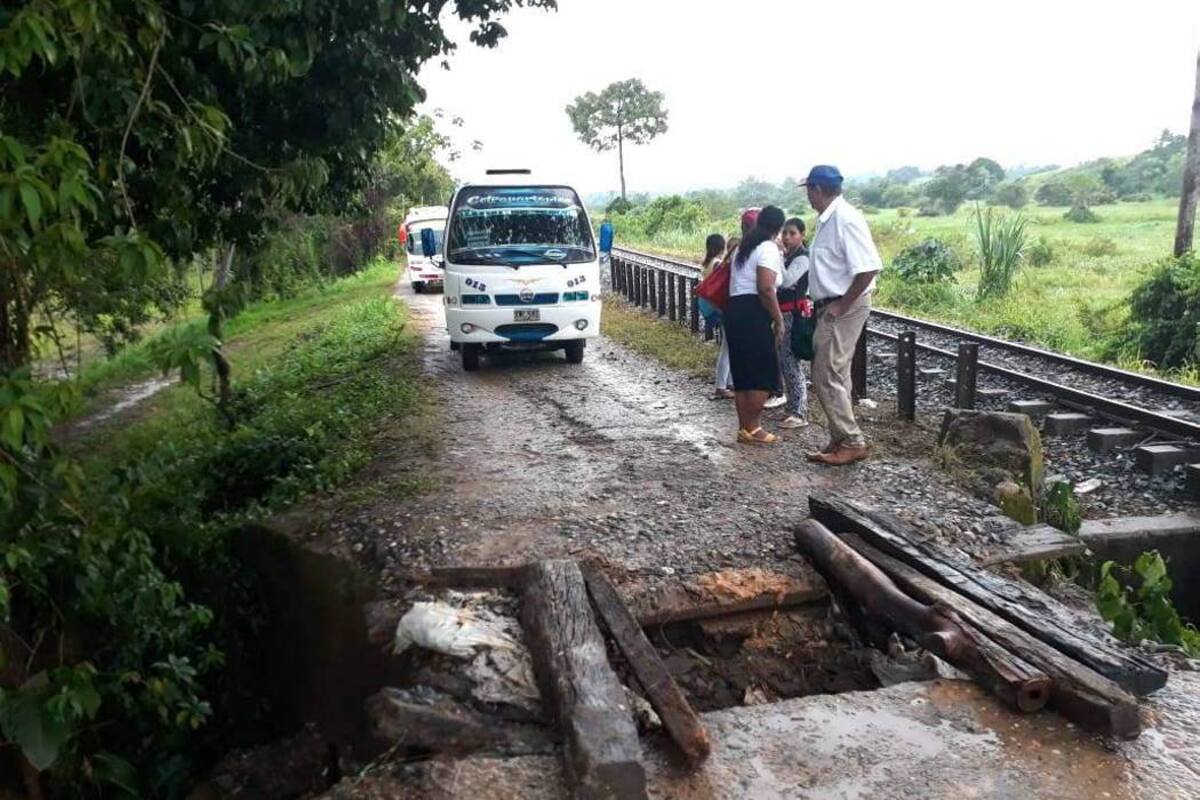 Para Jorge Fernández, presidente de Asojuntas de El Llanito, este puente de hace medio siglo no ha tenido reparaciones por parte de la Alcaldía de Barrancabermeja. (Foto: Archivo/ VANGUARDIA LIBERAL)