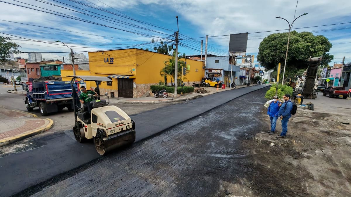 Las labores de fresado y aplicación de asfalto avanzan en varios corredores de Bucaramanga como parte del plan de recuperación de la malla vial. / Foto: Marco Valencia
