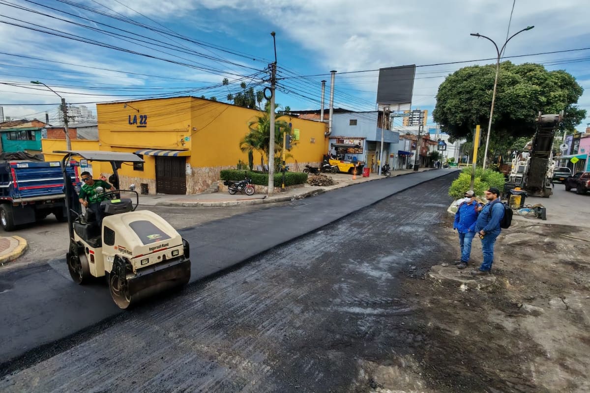 Las labores de fresado y aplicación de asfalto avanzan en varios corredores de Bucaramanga como parte del plan de recuperación de la malla vial. / Foto: Marco Valencia