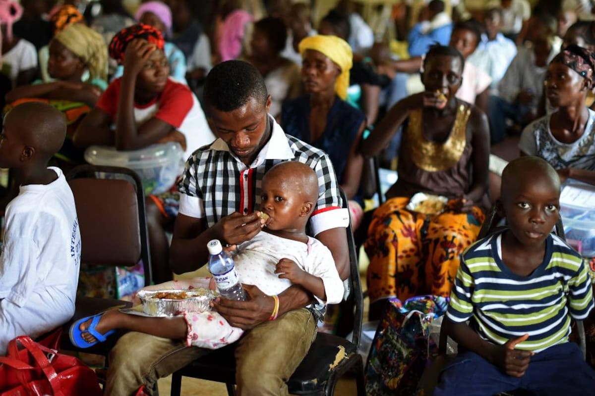 Personas que sobrevivieron al virus del ébola participan en un encuentro en un centro de tratamiento de Hastings, en las afueras de Freetown, capital de Sierra Leona. (Foto: AFP / VANGUARDIA LIBERAL)