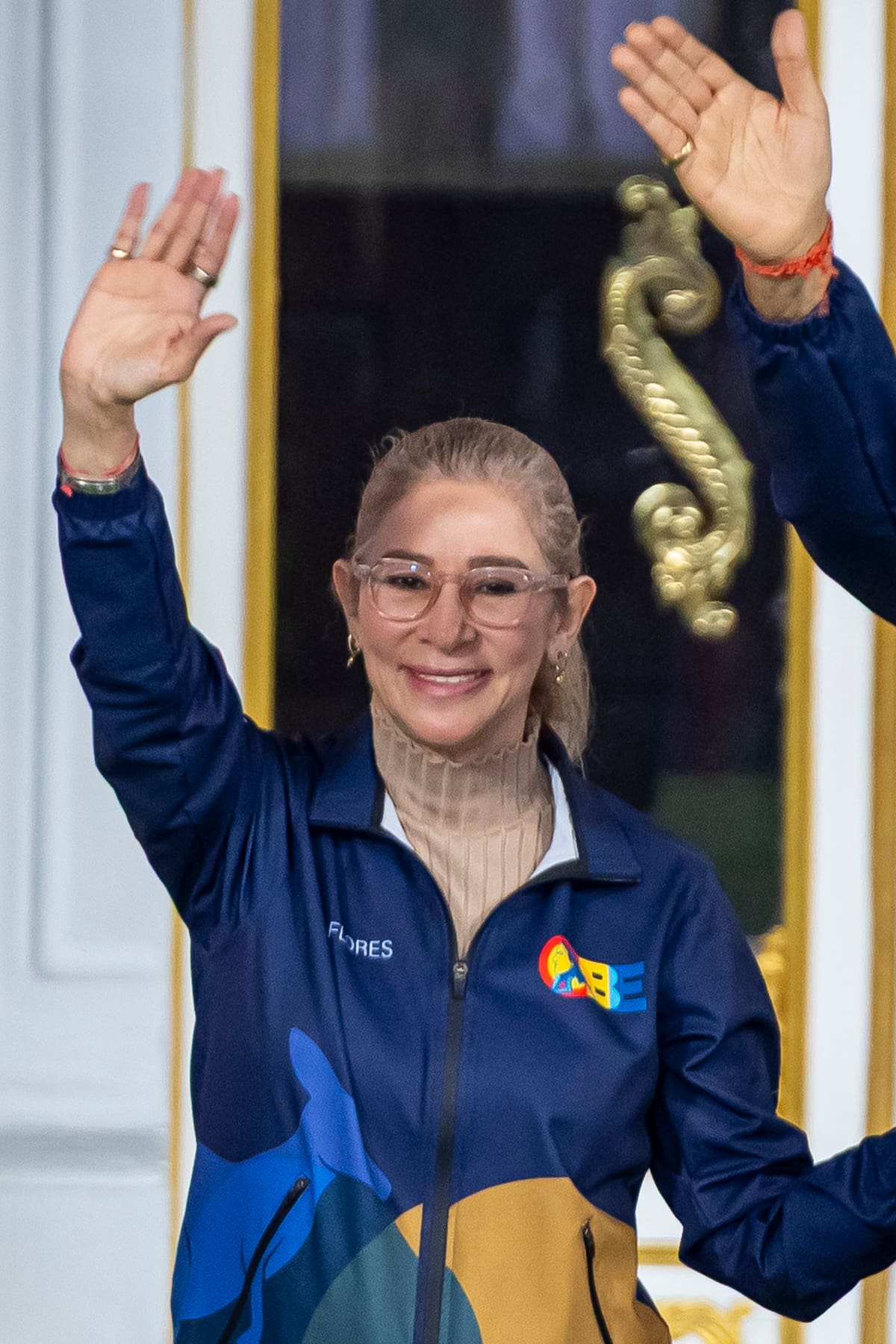 Fotografía del 21 de noviembre de 2025 de la primera dama de Venezuela, Cilia Flores, saludando en una marcha por el Día del Estudiante Venezolano en Caracas (Venezuela). Llamada por Maduro como "primera combatiente", Flores es una de las dirigentes más reconocidas del chavismo. Fue parte del equipo que asistió legalmente a Chávez tras el intento de golpe de Estado que encabezó en 1992. EFE/ Miguel Gutiérrez