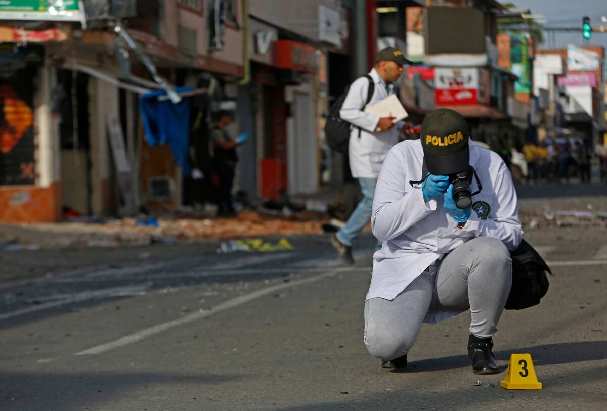 AME7528. JAMUNDÍ (COLOMBIA), 20/05/2024.- Integrantes de fuerzas de seguridad recogen evidencia en el lugar donde explotó un artefacto este lunes en Jamundí (Colombia). Al menos cinco personas resultaron heridas este lunes en un atentado perpetrado en Jamundí, en el departamento colombiano del Valle del Cauca (suroeste), mientras que los habitantes de la localidad de Morales, en el vecino departamento del Cauca, denunciaron un hostigamiento de presuntos disidentes de las FARC. EFE/Ernesto Guzmán