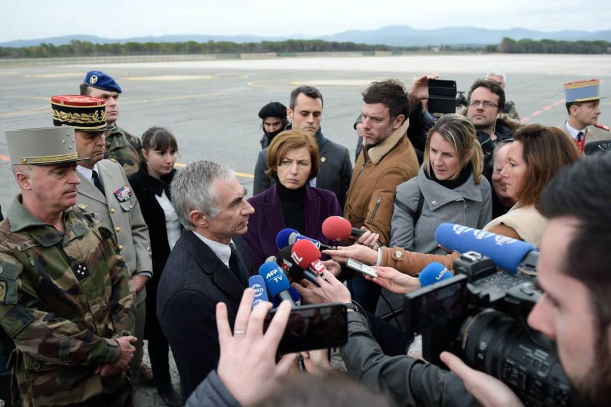 La ministra francesa de Defensa, Florence Parly, y el fiscal de Marsella, Xavier Tarabeux, ofrecen declaraciones sobre el accidente entre dos helicópteros militares en Cabasse. (Foto: EFE/VANGUARDIA LIBERAL )