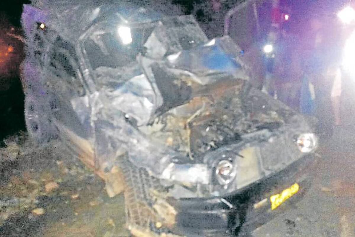 Contra un poste se estrelló este vehículo con placas de Bogotá. En el lugar de los hechos murieron cuatro de los ocupantes, y otro falleció en el Hospital de Moniquirá. (Foto: Suministrada /VANGUARDIA LIBERAL )
