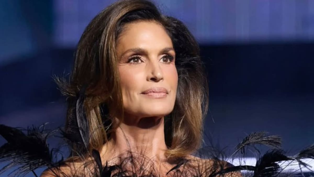 La modelo Cindy Crawford compartió un homenaje a Presley en nombre de su familia, incluida su hija Kaia Gerber y su esposo Rande Gerber.