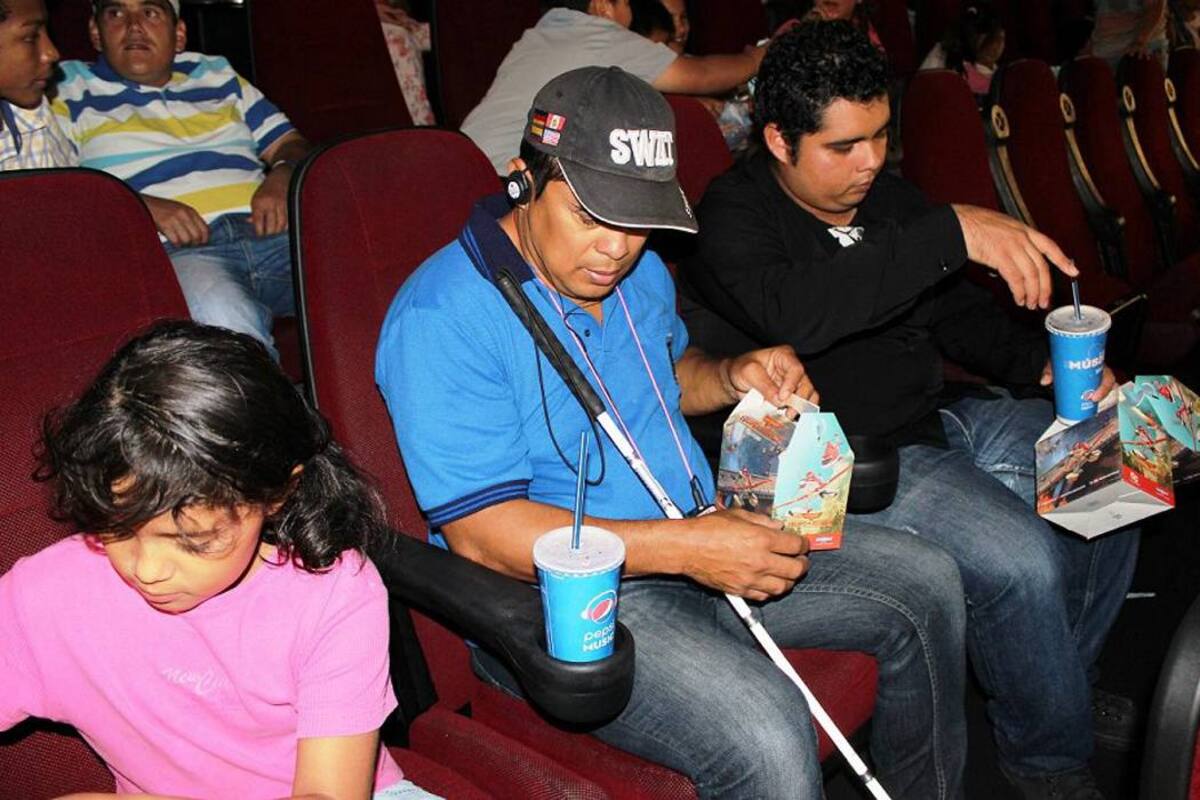 De acuerdo con los organizadores de la actividad, 500 personas con discapacidad visual y auditiva disfrutaron una tarde de cine. (Foto: Suministrada / VANGUARDIA LIBERAL)
