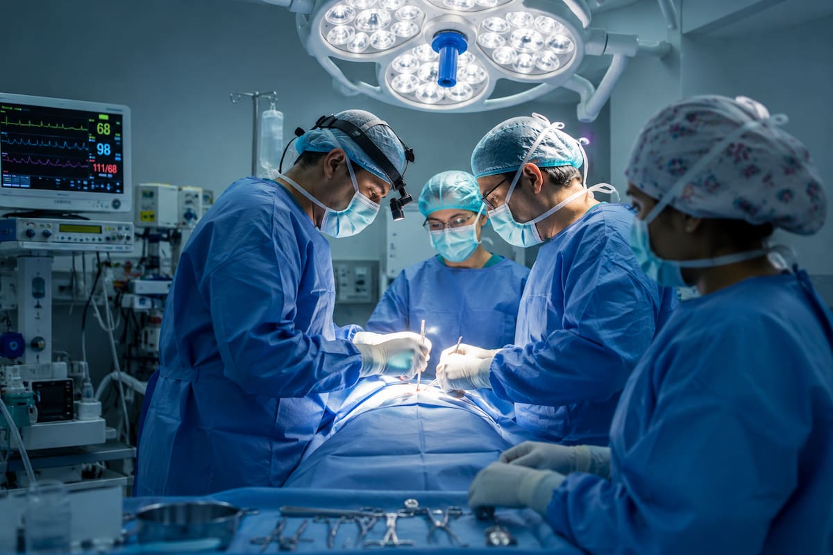Mujer con cáncer murió tras ser sometida a cirugía programada para otro paciente. // Imagen generada con ayuda de la IA.