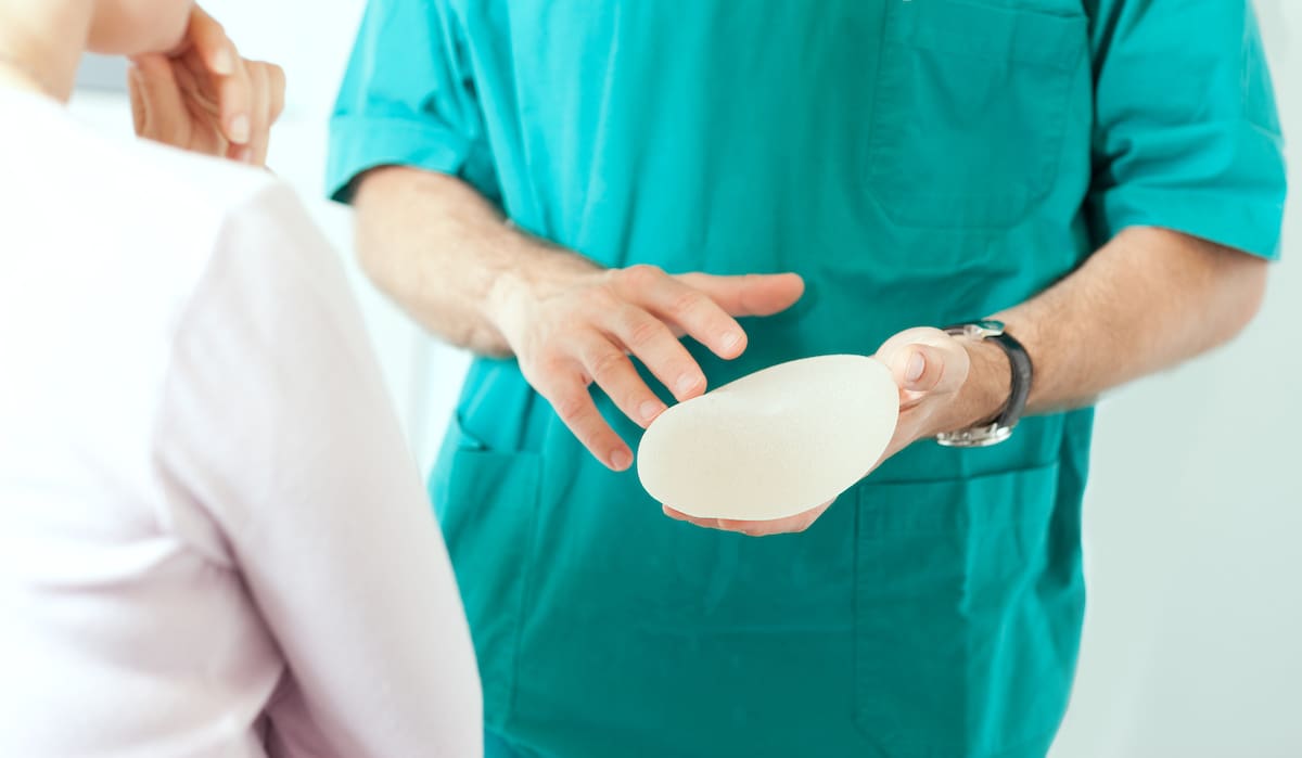 Conocer los tipos de prótesis mamarias y los cuidados postrquirúrgicos es esencial si consideras una cirugía de aumento de senos//123RF.