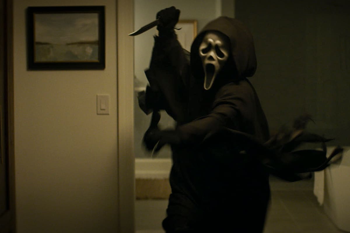 Fotograma de la película 'Scream 7'. 'Scream 7' vuelve a las pantallas de todo el mundo esta semana con actores veteranos de la saga como Courtney Cox, Neve Campbell y David Arquette. La séptima entrega de 'Scream' estará dirigida en esta ocasión por Kevin Williamson. El asesino Ghostface llega a la tranquila ciudad de Pine Grove, donde Sidney Prescott (Neve Campbell) ha construido una nueva vida, pero su hija, Tatum, se convierte en el próximo objetivo del asesino. EFE/ Paramount Pictures SOLO USO EDITORIAL/SOLO DISPONIBLE PARA ILUSTRAR LA NOTICIA QUE ACOMPAÑA (CRÉDITO OBLIGATORIO)