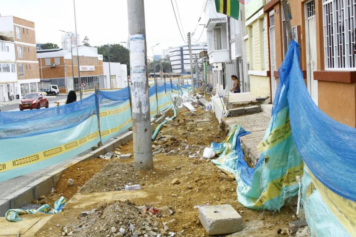 A raíz de estas incomodidades los comerciantes aseguran estar sufriendo traumatismos en sus actividades diarias y los residentes denuncian el aumento de la inseguridad. (Foto: César Flórez / VANGUARDIA LIBERAL)