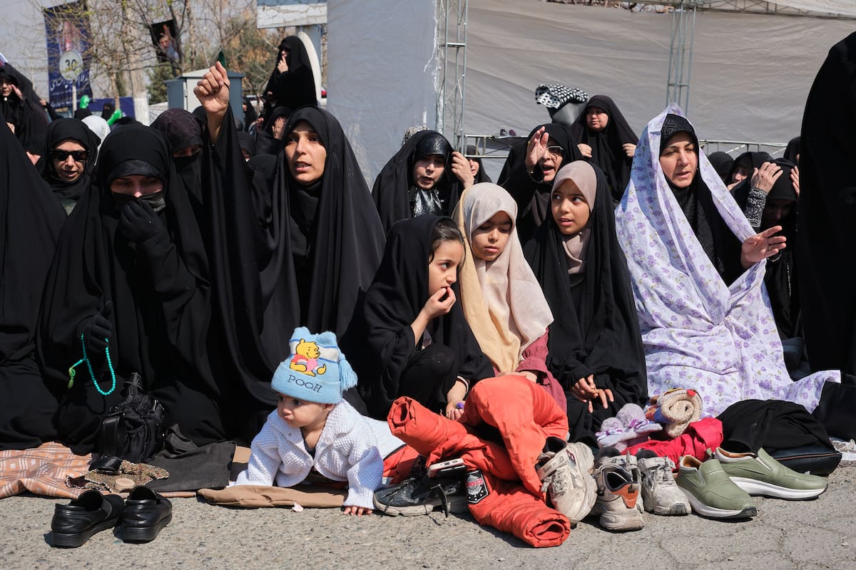Miles de fieles rezan en la mezquita Mosala en rememoración al difunto líder supremo de Irán Alí Jameneí. /EFE/Jaime León.