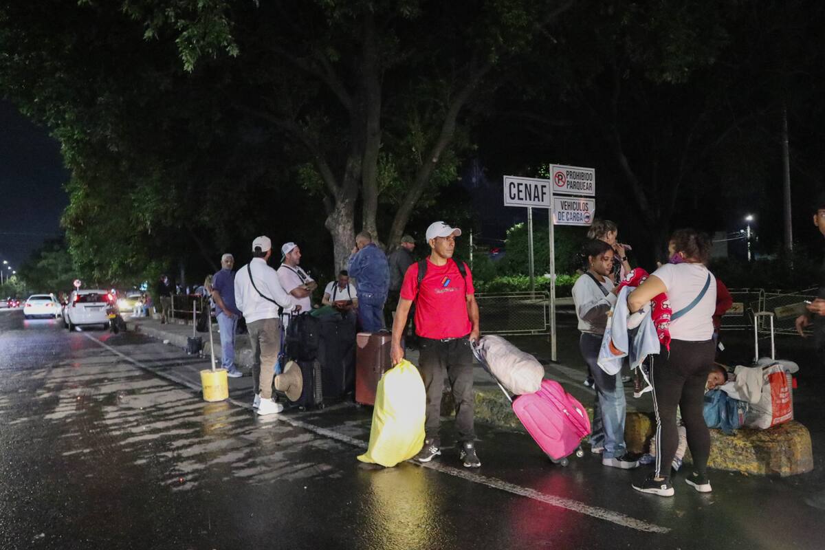 Ciudadanos venezolanos llegan en la madrugada de este sábado al puente internacional Simón Bolívar que une a las ciudades de Cúcuta y Villa del Rosario (Colombia) con las ciudades de San Antonio y San Cristóbal del Estado Táchira (Venezuela). El presidente colombiano, Gustavo Petro, anunció este sábado un refuerzo de la seguridad en la frontera con Venezuela para atender una eventual llegada masiva de refugiados de ese país tras el ataque de Estados Unidos a Caracas y otras ciudades y la captura de Nicolás Maduro y su esposa, Cilia Flores. EFE/ Mario Caicedo