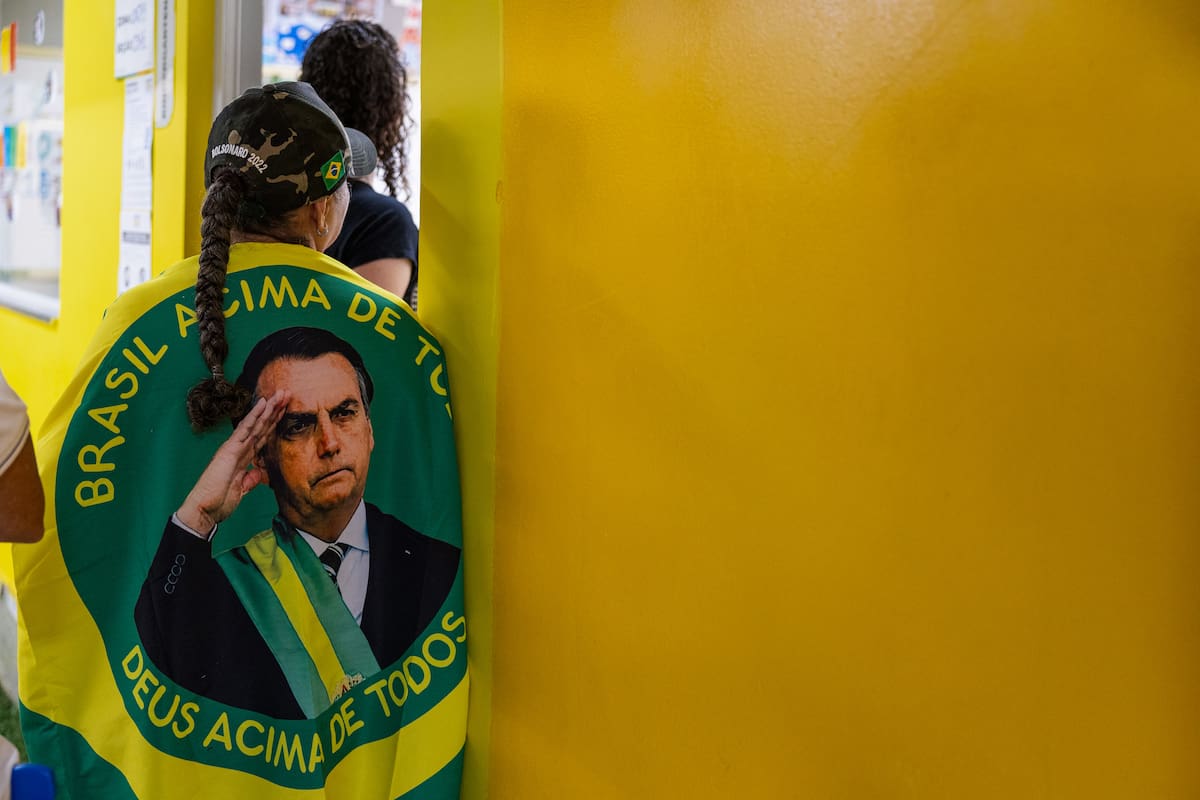 AME2722. BRASILIA (BRASIL), 04/10/2026.- Personas hacen fila en un puesto de votación este domingo, durante las elecciones presidenciales, legislativas y regionales, en las que el actual mandatario Luiz Inácio Lula da Silva busca la reelección frente a su principal rival, el senador Flávio Bolsonaro, en Brasilia (Brasil). EFE/ Vinícius Santa Rosa