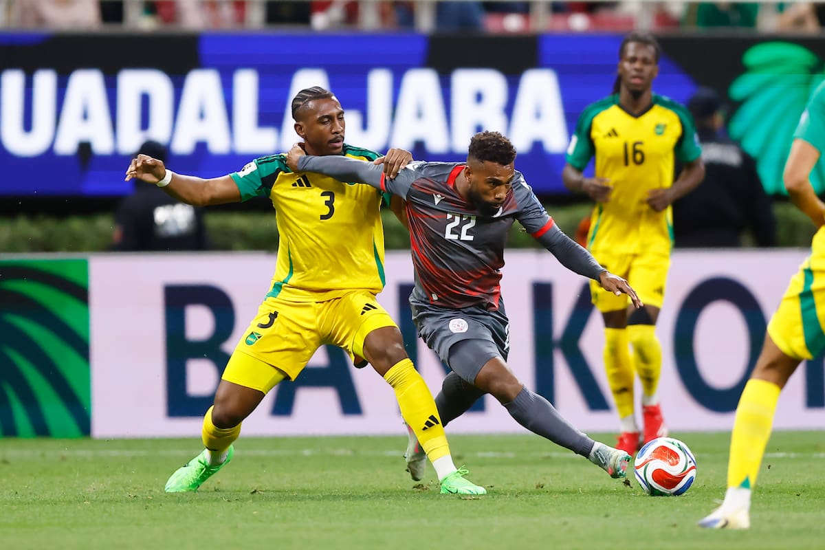 AME8045. GUADALAJARA (MÉXICO), 26/03/2026.- Germain Haewegene (d) de Nueva Caledonia disputa el balón con Amarii Bell (i) de Jamaica este jueves, durante un partido de clasificación rumbo a la Copa Mundial de la FIFA 2026 entre Nueva Caledonia y Jamaica en el Estadio Guadalajara, Jalisco (México). EFE/ Francisco Guasco