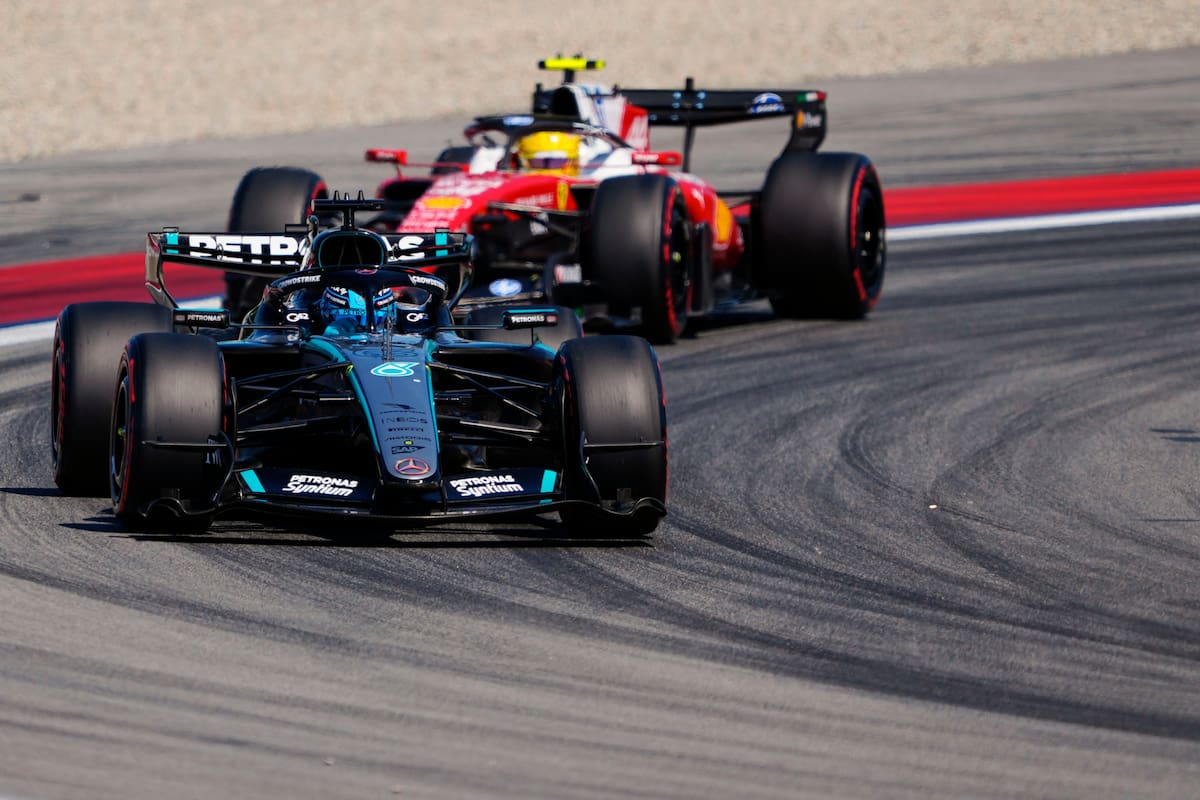 MONTMELÓ (BARCELONA), 13/06/2026.Los pilotos británicos de Fórmula Uno, George Russell, del equipo Mercedes, y Lewis Hamilton de Ferrari, durante la clasificación previa al Gran Premio de Fórmula 1 de Barcelona-Cataluña, este sábado.- EFE/ Alejandro García