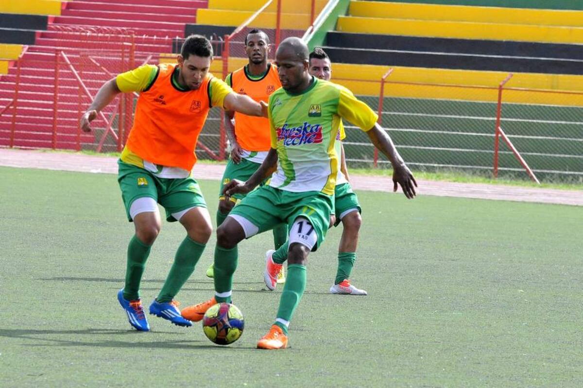 Atlético Bucaramanga entrenó ayer en el estadio Alfonso López, con miras a su encuentro ante Universitario de Popayán, que es válido por la fecha 13 del Torneo de Ascenso. (Foto: Laura Herrera / VANGUARDIA LIBERAL)