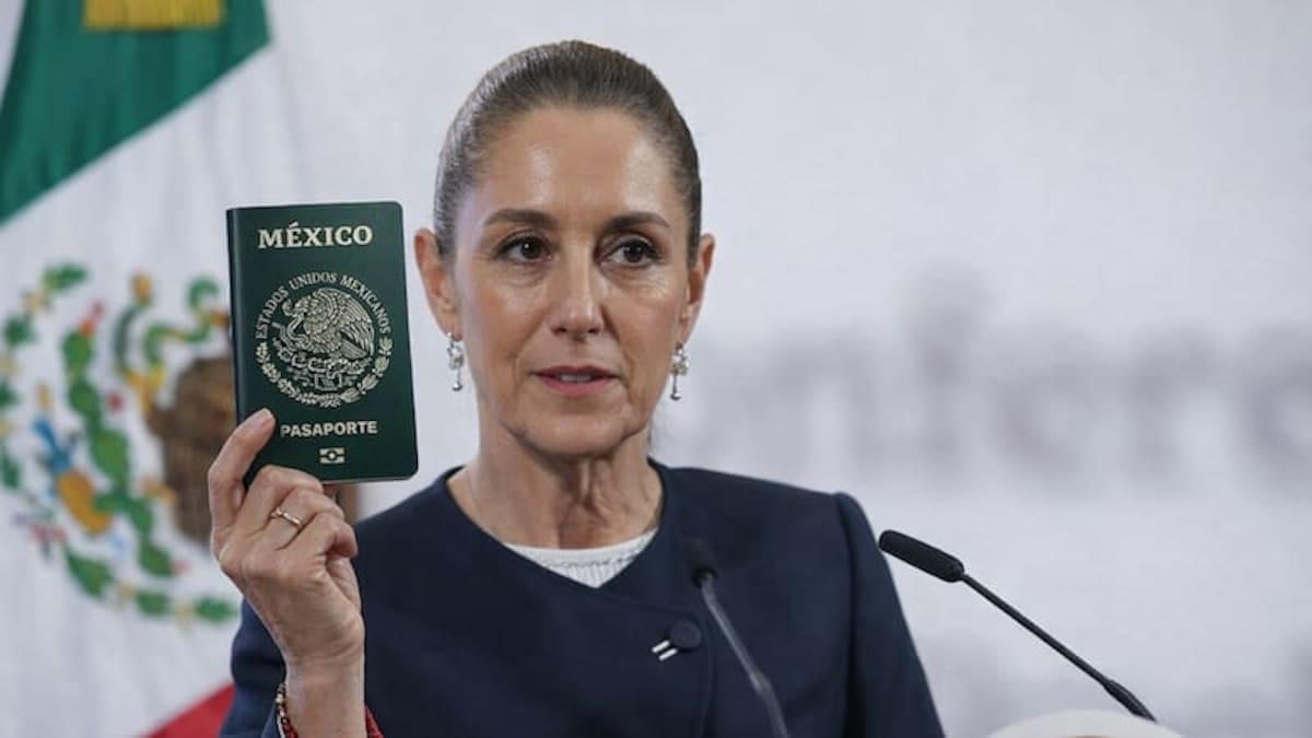 La presidenta de México Claudia Sheinbaum Pardo muestra un Pasaporte mexicano y habla de los nuevos controles.