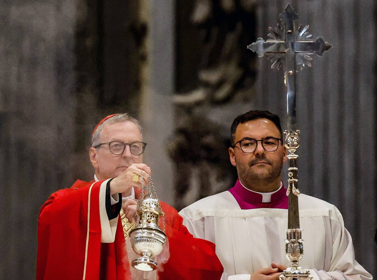 Vatican City (Vatican City State (Holy See)), 02/05/2025.- Italian Cardinal Claudio Gugerotti (L) presides the Seventh Novemdiale Mass in memory of late Pope Francis in Saint Peter's Basilica, Vatican City, 02 May 2025. Pope Francis passed away on Easter Monday, 21 April 2025, at the age of 88, and was buried in the Papal Basilica of St. Mary Major in Rome on 26 April. (Papa, Cardenal, Roma) EFE/EPA/GIUSEPPE LAMI