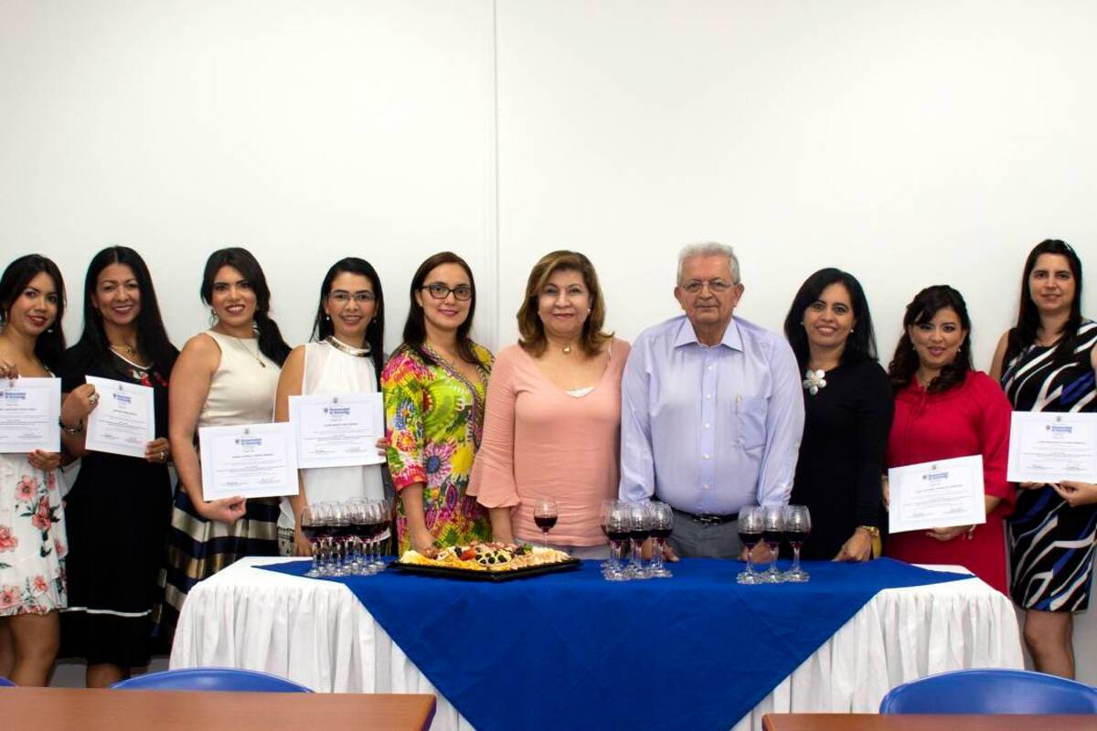 Giovanna Ruíz Lobo, Nelson Ardila Ayala, Magda García Rodríguez, Sandra Vázquez Borja, Mary Isabel Domínguez, Jassleidy Rojas Ariza, Martha Martínez Correa, Vianny Torres Abdala, Laura María Luna Torres, María Fernanda Ramírez, Gladys Lizarazo Salcedo, Carlos Paredes, Luz Amanda Bueno, Eddy González Sandoval, Laura Álvarez Pradilla, Heidy Paredes Canedo, Blanca Becerra Gómez, Alexandra Lizcano Pinzón y Diana Camacho Sierra. (Foto: Suministrada / VANGUARDIA LIBERAL )