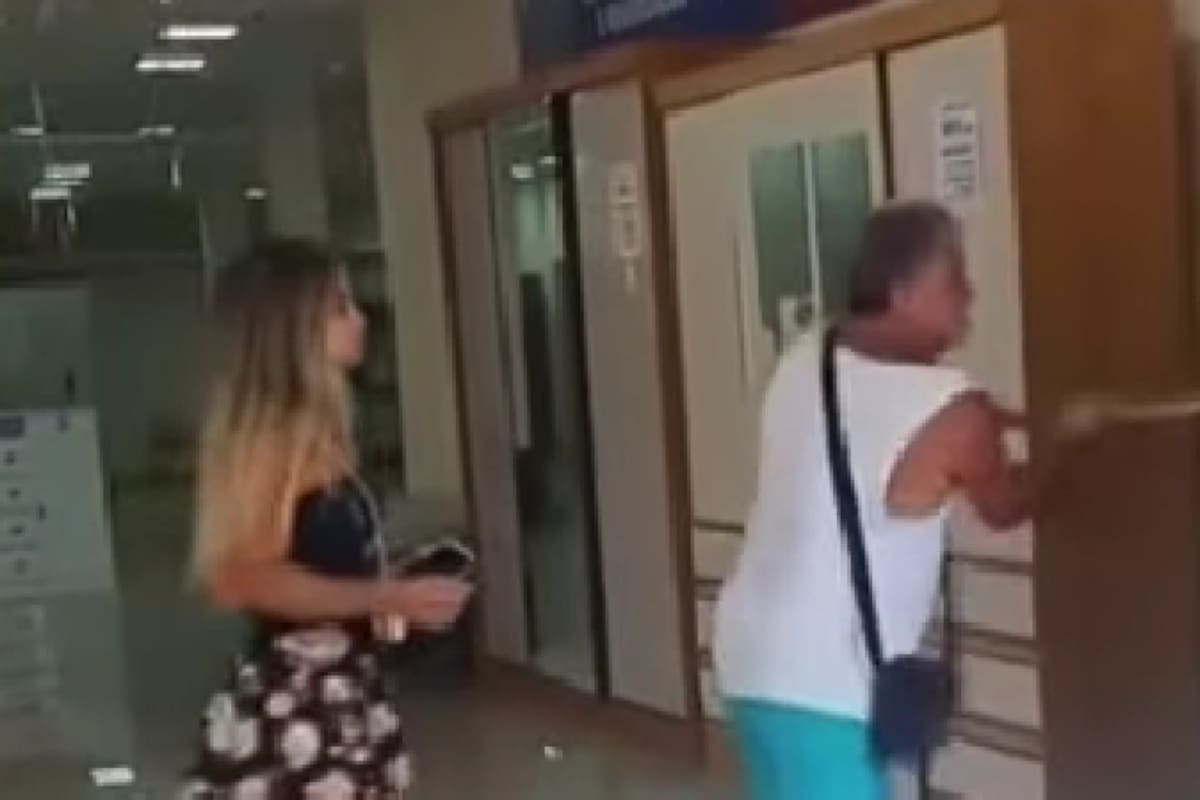Una joven que acompaña al hombre intentó calmarlo sin éxito. Captura de video / VANGUARDIA