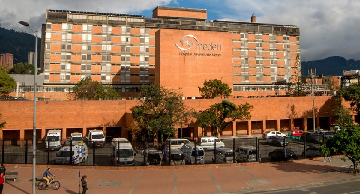 El empresario mexicano fue trasladado en una patrulla policial hasta la clínica Méderi, donde ingresó en estado crítico.