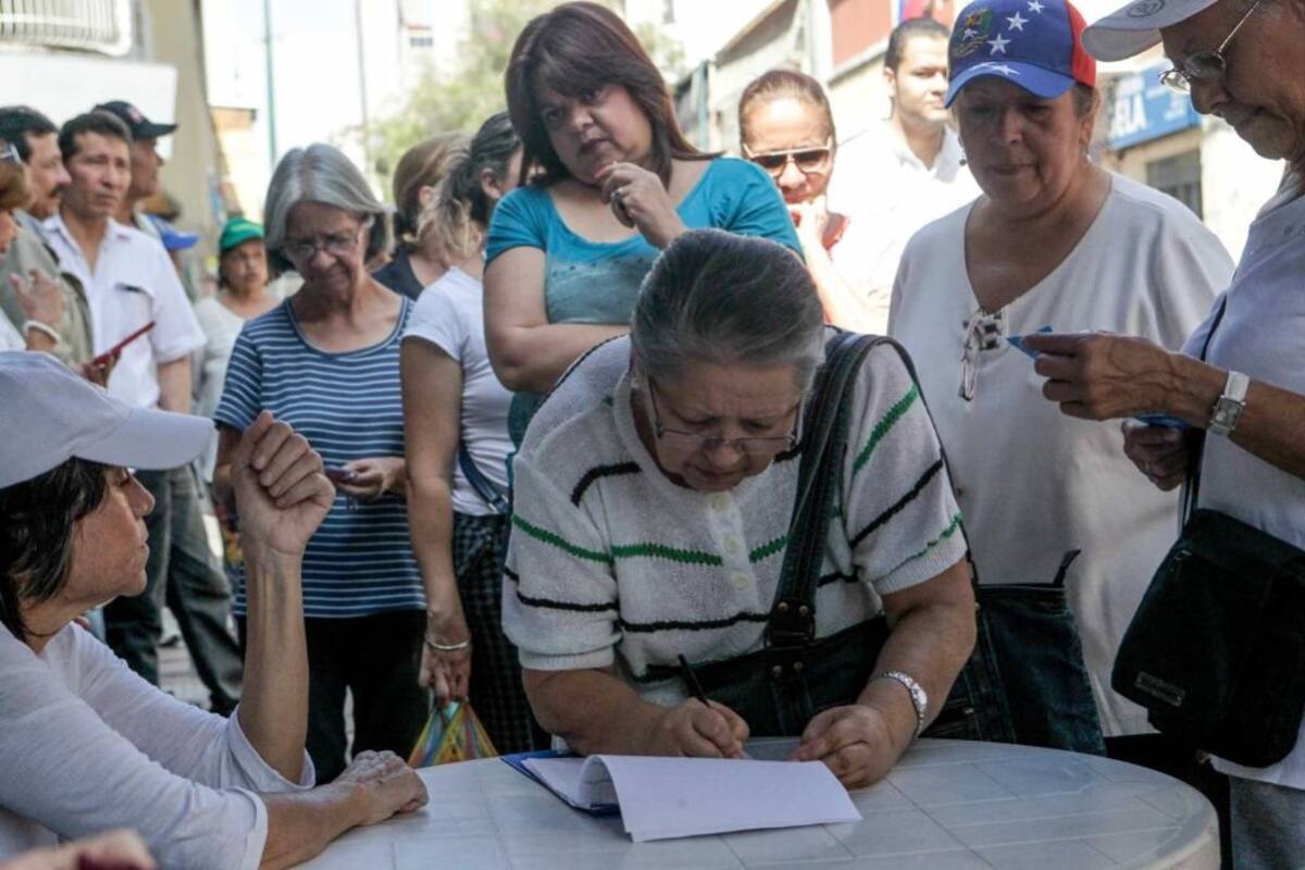 El CNE había advertido que el incumplimiento del 1 % del padrón electoral en al menos una de las 24 regiones (23 estados más el Distrito Capital) echaría por tierra el proceso. (Foto: EFE / VANGUARDIA LIBERAL)