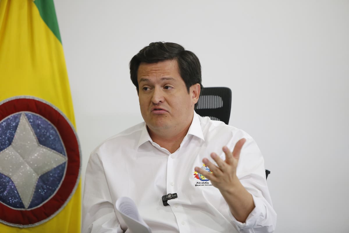 El alcalde designado de Bucaramanga, Javier Sarmiento, defendió su decisión de declarar insubsistentes a varios funcionarios que no presentaron su renuncia protocolaria y aclaró que, según su interpretación, la Ley de Garantías comenzó a regir apenas este 8 de noviembre. En entrevista con Vanguardia habló del clima interno en la Alcaldía y explicó sus primeras acciones para reforzar la seguridad de la ciudad.