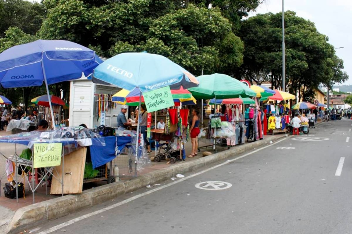 Con la anuencia de la Alcaldía de Bucaramanga, los vendedores ambulantes están vendiendo sus productos en el Parque Centenario. La medida ha sido objeto de docenas de críticas. (Foto: Jaime Del Río / VANGUARDIA LIBERAL)