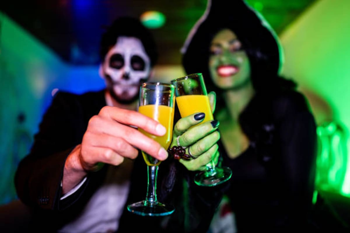 Colores intensos y una decoración espeluznante convierten al cóctel Triqui, Triqui en el protagonista ideal de una fiesta de Halloween.