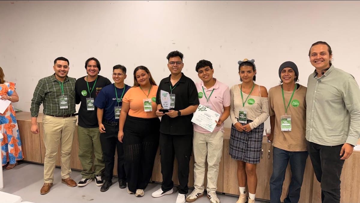 Juan Andrés Cortés llegó a la Alcaldía de Bucaramanga como practicante con una propuesta que terminó convirtiéndose en CoLabora. Dos años después, lidera este laboratorio y, junto con Edmundo Germán Arias, desarrolla SAN-NOVA, una iniciativa que busca fortalecer las capacidades de municipios de Santander.