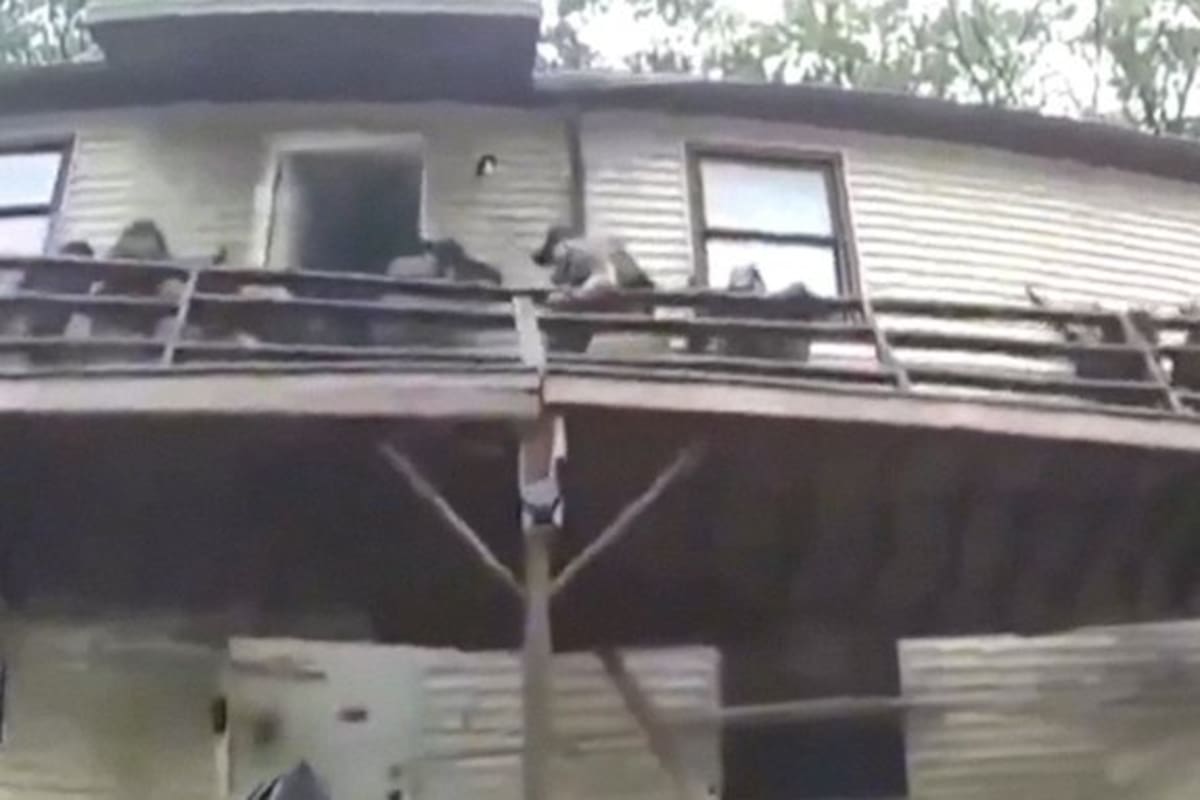 El balcón de una vivienda en Huntsville, Missouri, Estados Unidos, colapsó durante un operativo de arresto y provocó la caída de nueve agentes.