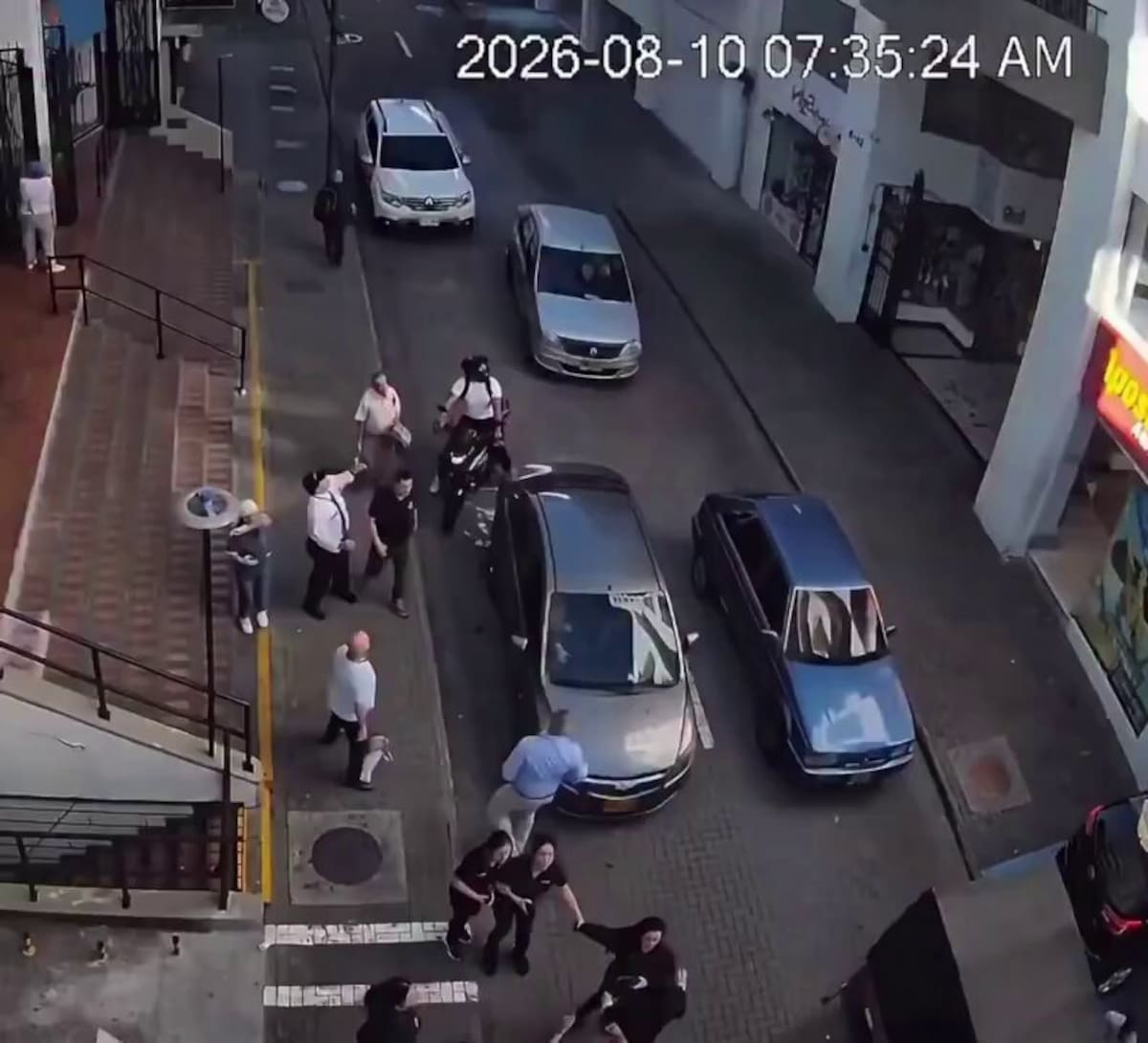 Un video captó el momento exacto en que la edificación en la entrada del Centro del Comercio en Pereira colapsa tras el sismo el pasado 10 de agosto.