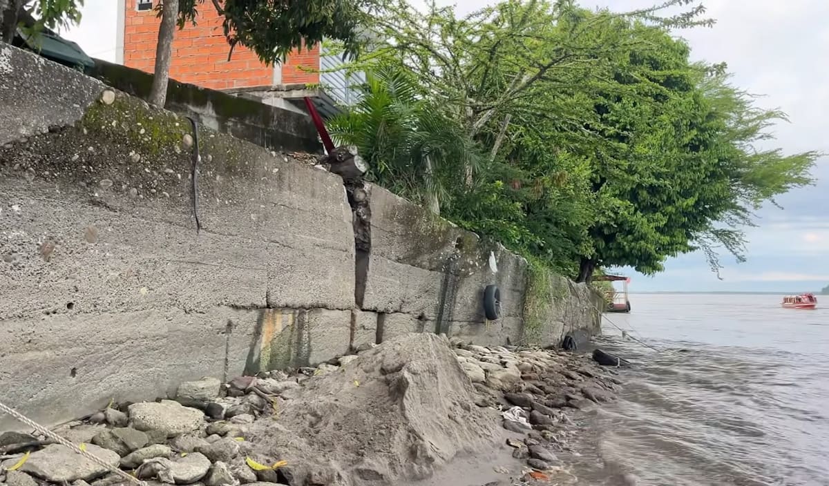 Siete familias fueron trasladadas a zonas seguras mientras las autoridades monitorean la estabilidad del terreno y el nivel del río.