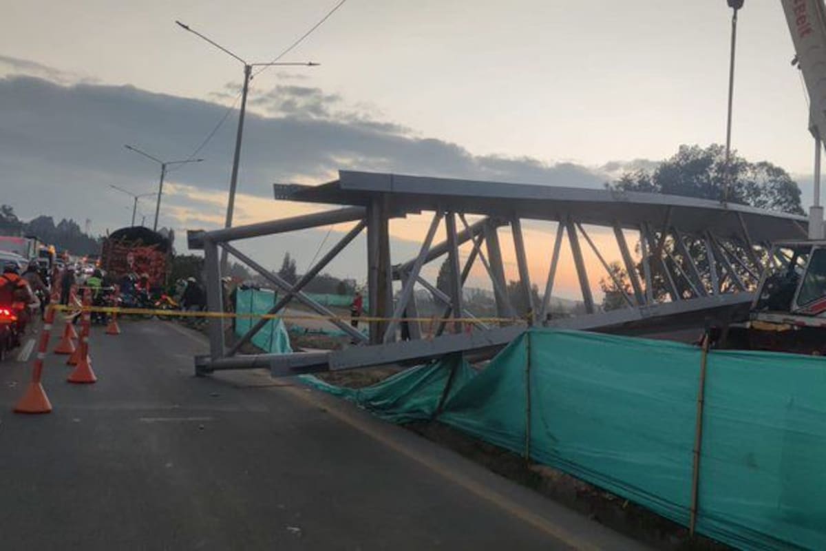 Colapso de puente peatonal causa caos vial en la vía Facatativá- Bogotá. Foto: Redes Sociales (Secretaría de Movilidad Contemporánea Cundinamarca)