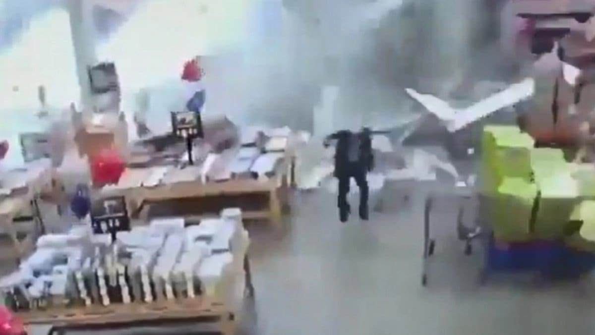 Momentos de pánico en Ocean Township, Nueva Jersey: el techo de un supermercado colapsó por las intensas lluvias mientras clientes y empleados corrían para salvarse.