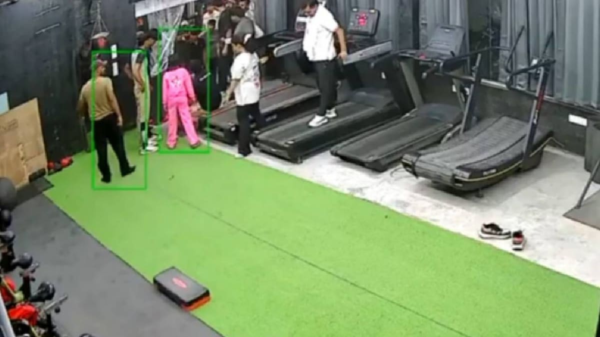 Captan en video la muerte de un director escolar mientras usaba una caminadora en la India.