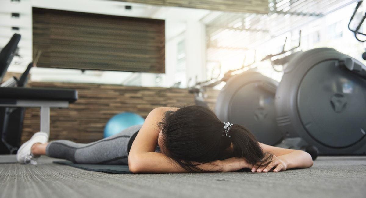 Una mujer se desplomó en un gimnasio.