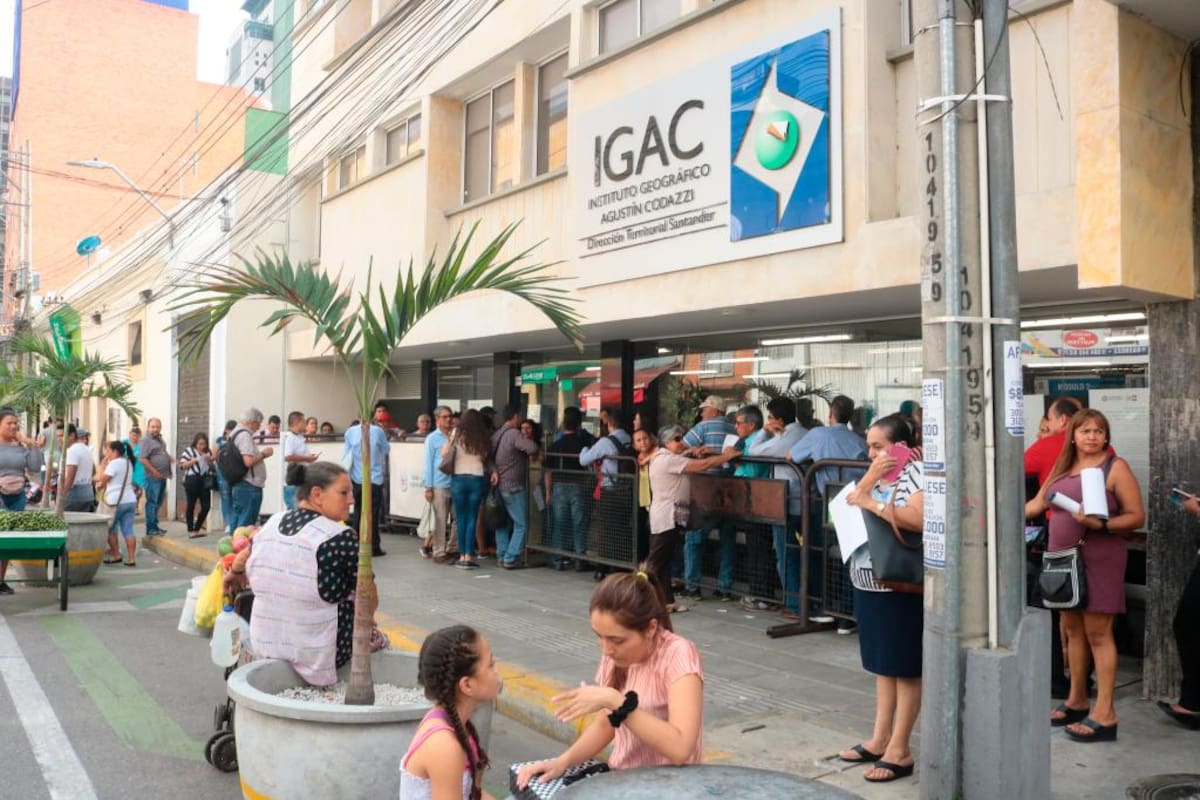 La sede territorial del IGAC se ve ‘rodeada’ de contribuyentes inconformes con los polémicos avalúos catastrales de sus viviendas.