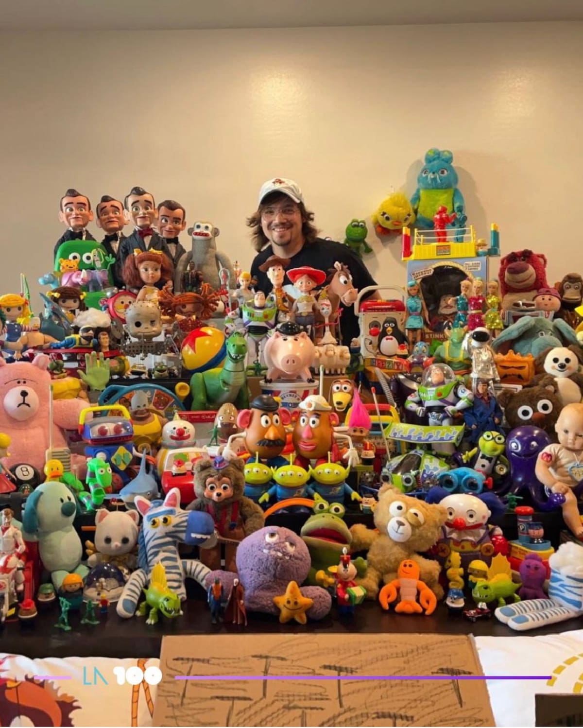 A través de las redes sociales trascendió una divertida postal del coleccionista de Woody, Nikolai Tedeschi de Arizona quien convirtió su amor por 'Toy Story' en una de las colecciones más grandes de la franquicia.