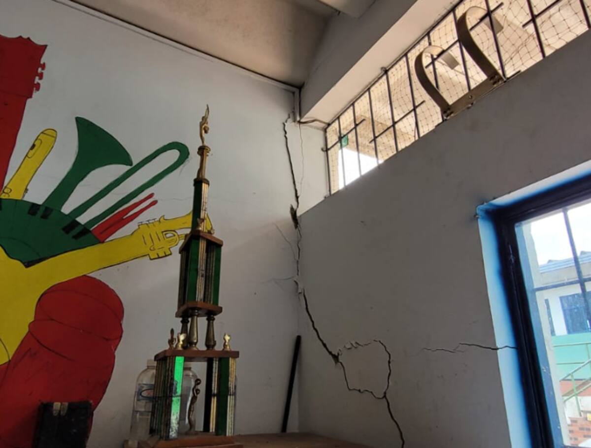 Las paredes del colegio están llenas de grietas. (Foto: Franz Rey / VANGUARDIA)