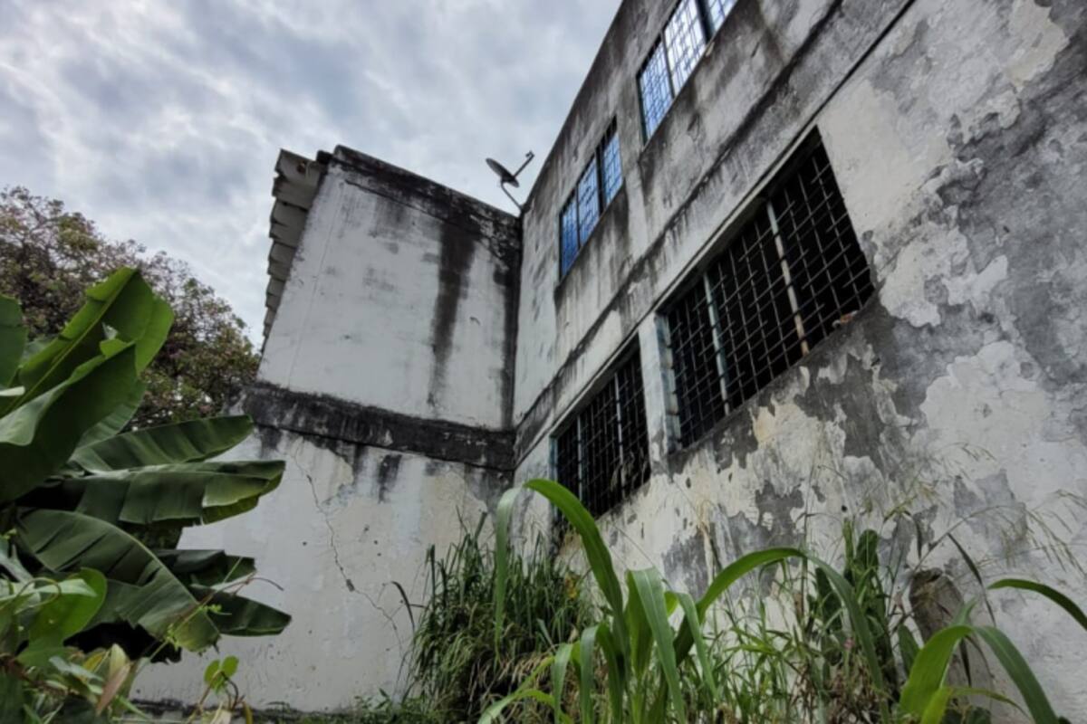 La planta física del colegio está completamente abandonada. (Foto: Franz Rey / VANGUARDIA)