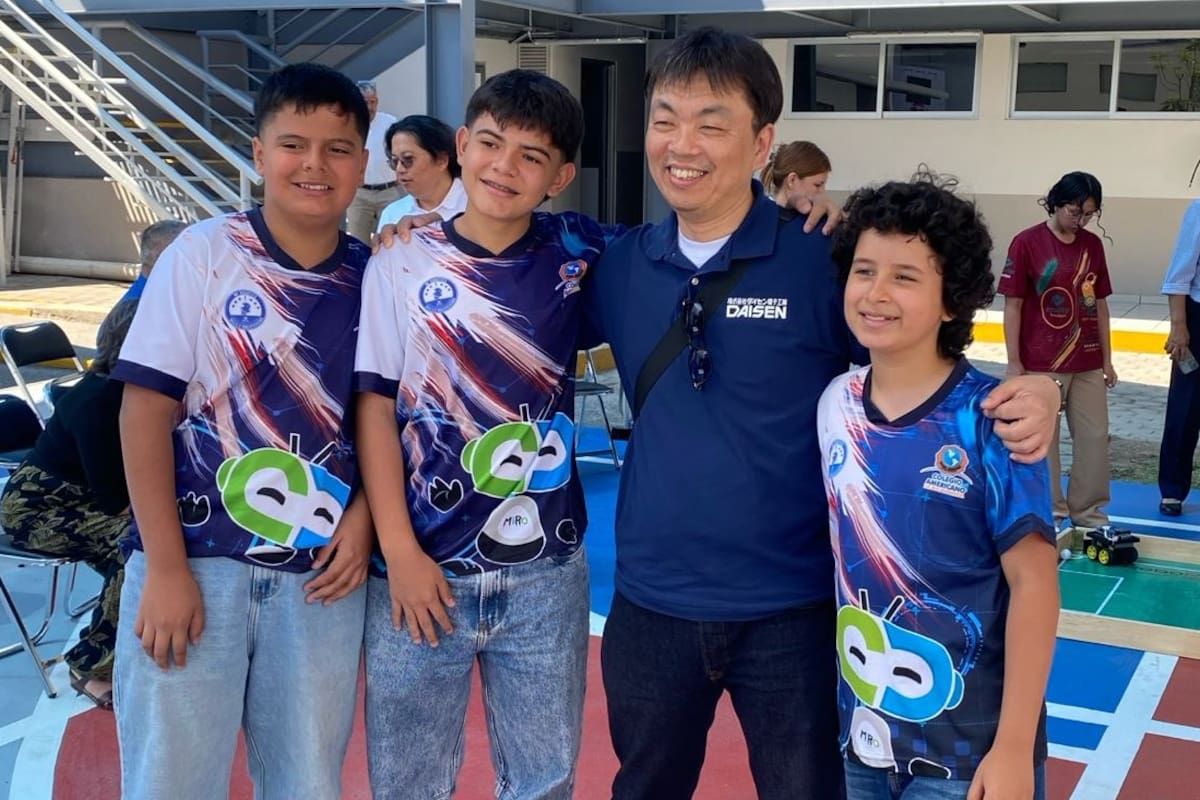 Ellos son los jóvenes del Colegio Americano de Bucaramanga que obtuvieron el tercer puesto en el Mundial de Robótica: Santiago Garavito Jácome, Carlos Andrés Garavito Jácome y William Cárdenas Guzmán. Junto a ellos está Tanaka Hiro, director de Roborave.