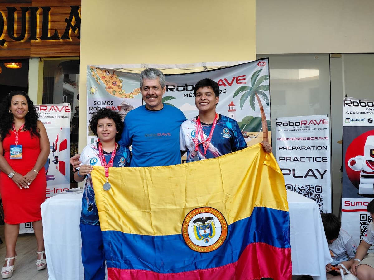 Segundo lugar: William Cárdenas y Ángel Rodríguez. Al lado de ellos está Francisco Castañeda, director global de RoboRAVE International.