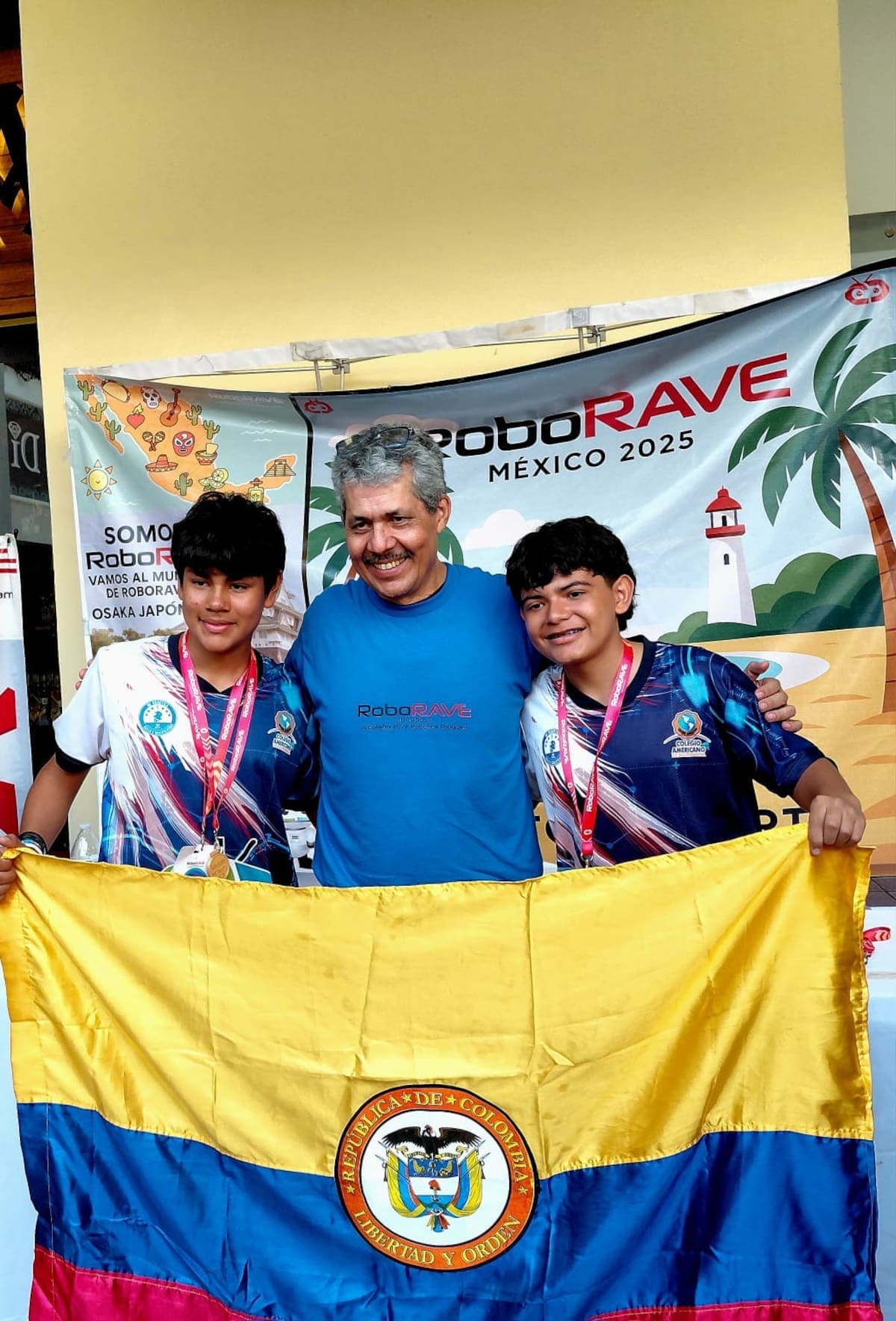 Los ganadores del primer lugar: Carlos Garavito y Juan Alejandro Prada. Junto a ellos aparece Francisco Castañeda, director global de RoboRAVE International.