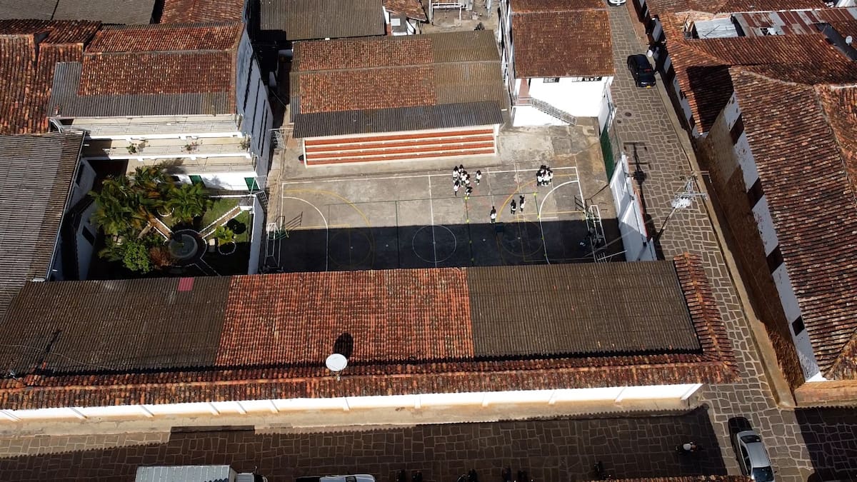 Debido a un fallo judicial, la Alcaldía de Barichara y la Gobernación de Santander deben desarrollar el proyecto para el cambio de las cubiertas del colegio Aquileo Parra, que contienen un material tóxico: asbesto.