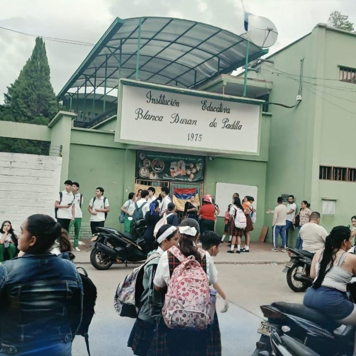 Padres de familia protestaron frente a la Institución Educativa Blanca Durán de Padilla, en el corregimiento El Centro, tras la remisión de dos estduiantes a un servicio de salud mental.
Suministrada/Vanguardia