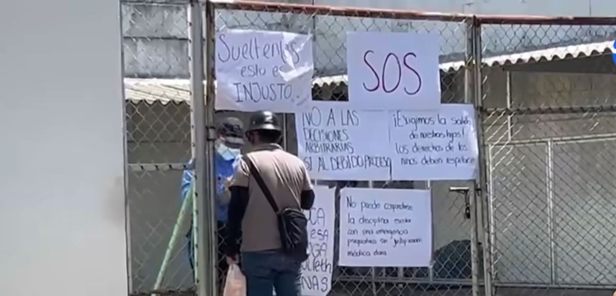 Padres de familia protestaron frente a la Institución Educativa Blanca Durán de Padilla, en el corregimiento El Centro, tras la remisión de dos estduiantes a un servicio de salud mental.
Suministrada/Vanguardia