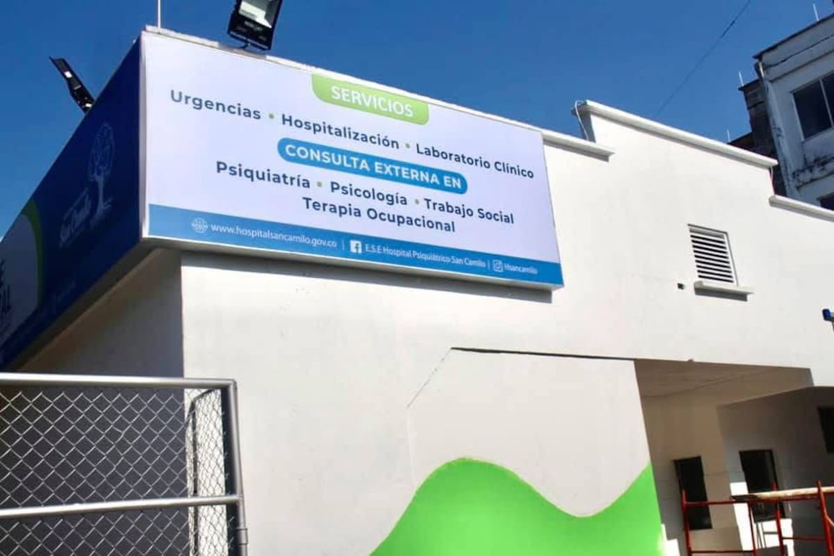 Padres de familia protestaron frente a la Institución Educativa Blanca Durán de Padilla, en el corregimiento El Centro, tras la remisión de dos estduiantes a un servicio de salud mental.
Suministrada/Vanguardia