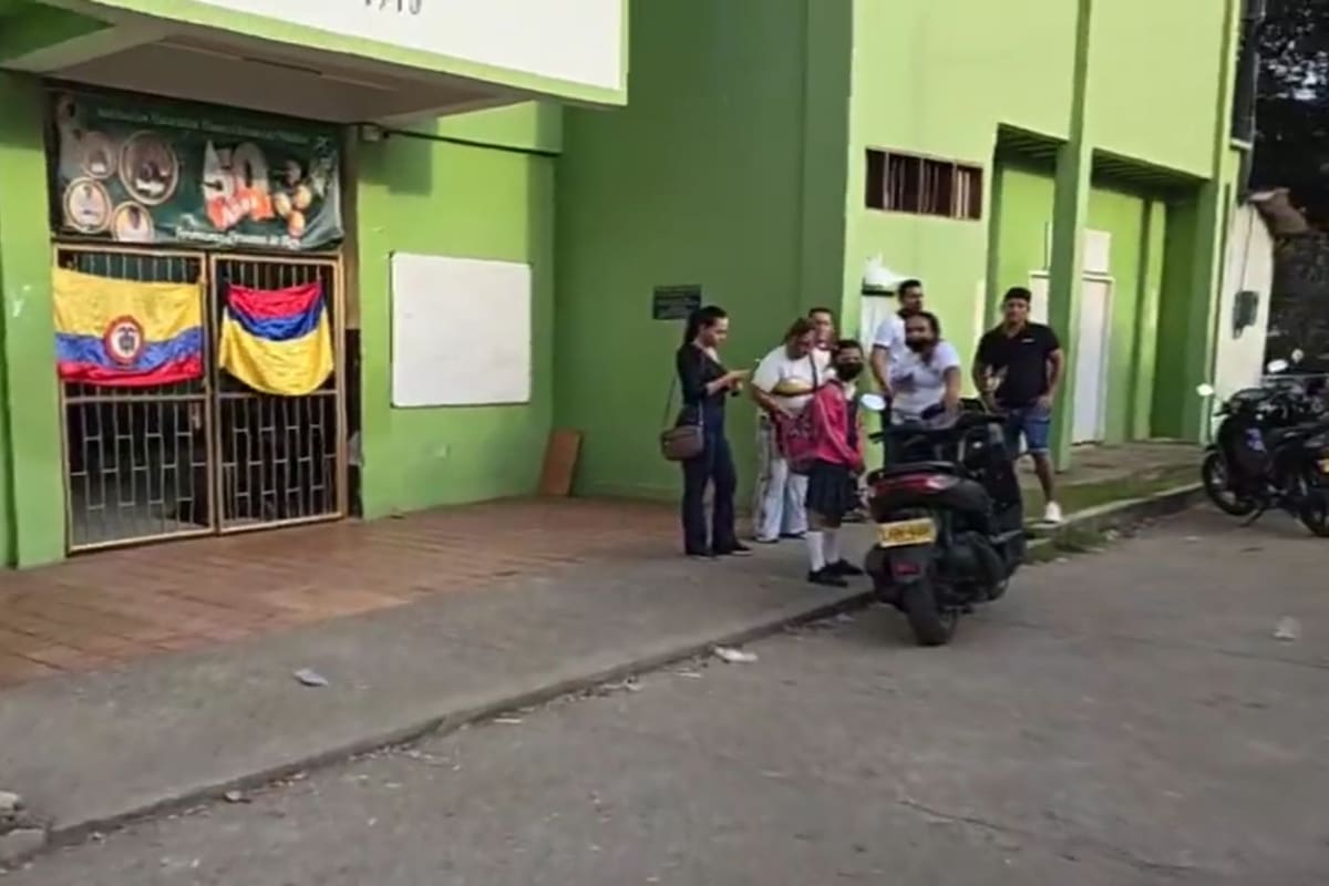 Padres de familia protestaron frente a la Institución Educativa Blanca Durán de Padilla, en el corregimiento El Centro, tras la remisión de dos estduiantes a un servicio de salud mental.
Suministrada/Vanguardia