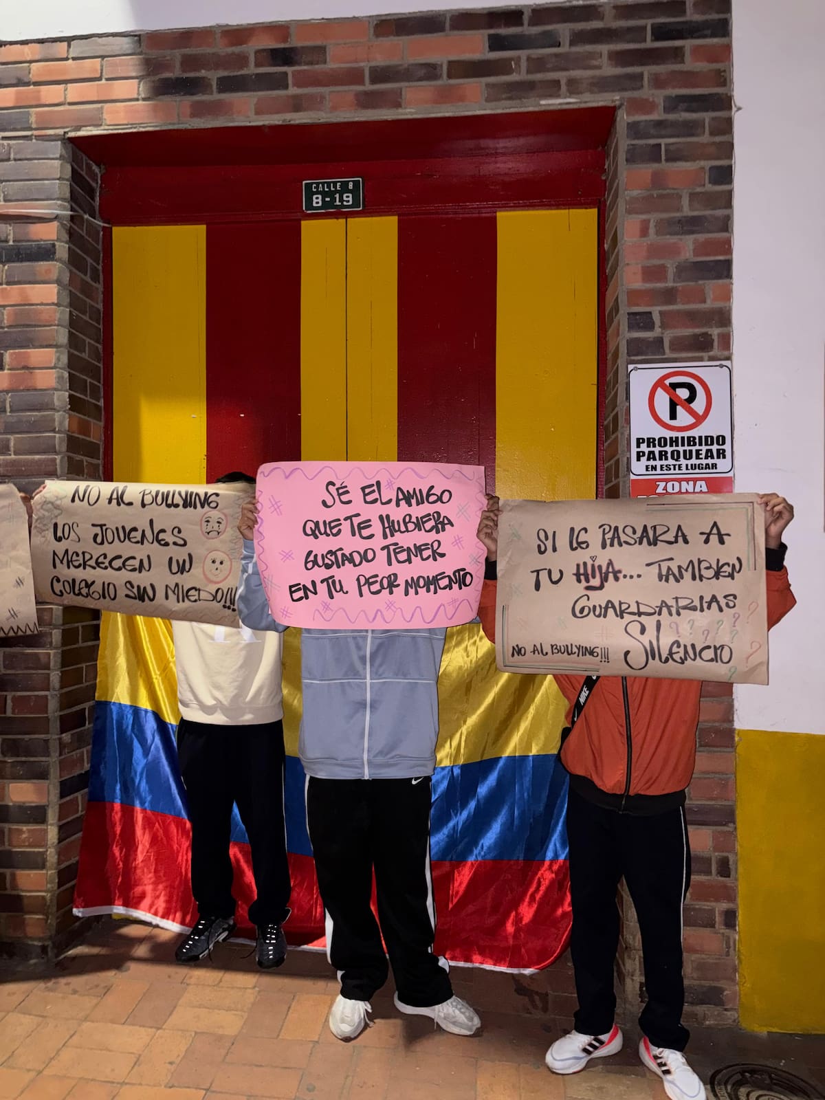 Un grupo de 10 padres de familia iniciaron una protesta en la mañana de ayer.